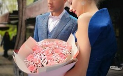 缓慢而坚定地深入公主内部